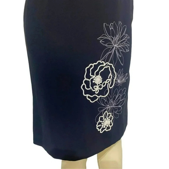 Charter Club 8P‎ black skirt with side slits and white embroidered flowers - Picture 5 of 6